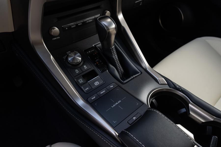 Детали интерьера Lexus NX200 2018 года  (CIS) (фото 35 из 43)